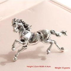 Stylish vintage horse pin brooch in silver