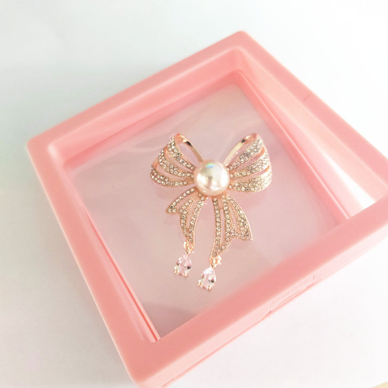 Stylish ribbon and pearl brooch from different angles