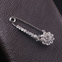 Model Wearing Elegant Brooch for Style - Image 5