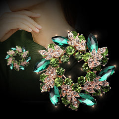 Elegant floral brooch pin in green colour