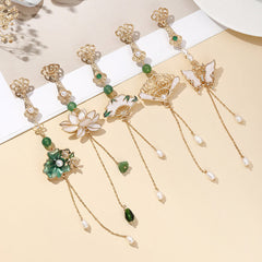 floral design vintage brooch close-up