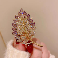 Versatile brooch in elegant design