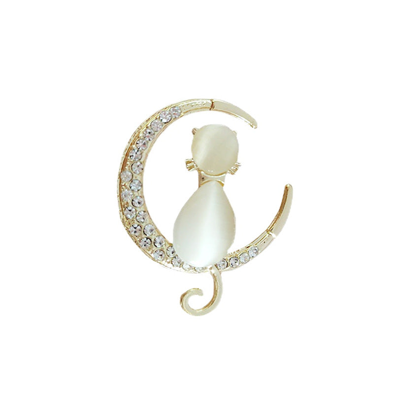 Fashionable jewellery cat brooch in detail