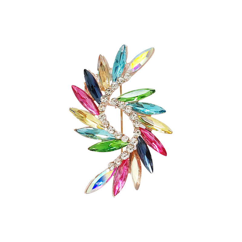 Fashionable brooch with unique flower patterns