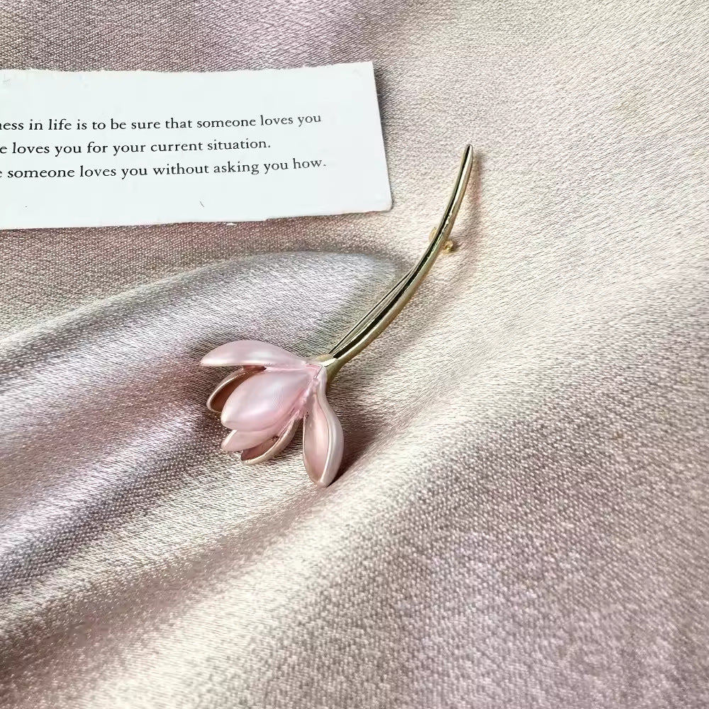 Elegant floral pin with soft pink colours