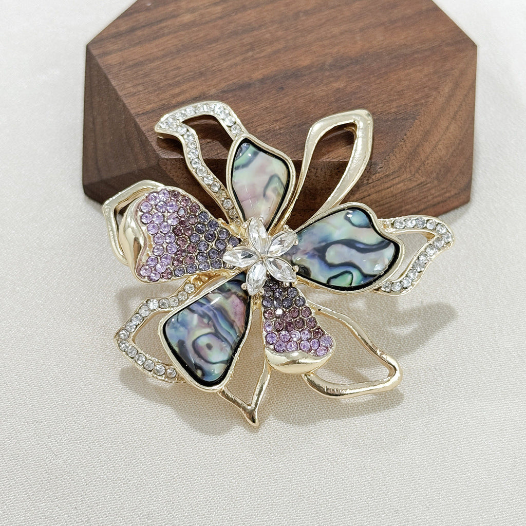 Sparkling brooch in high-quality materials