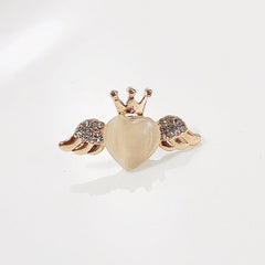 Elegant pin brooch with clover design