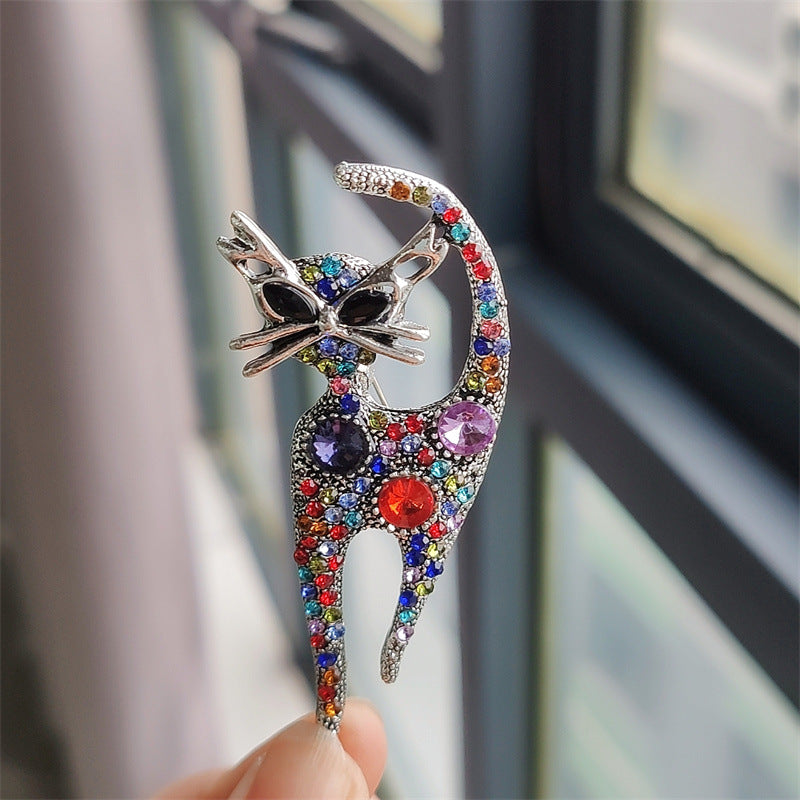 Stylish champagne cat pin adorned with sparkles