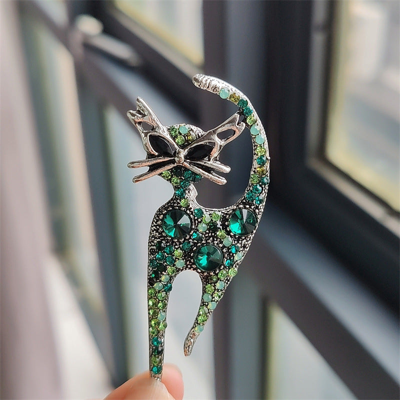 Stylish champagne cat pin adorned with sparkles
