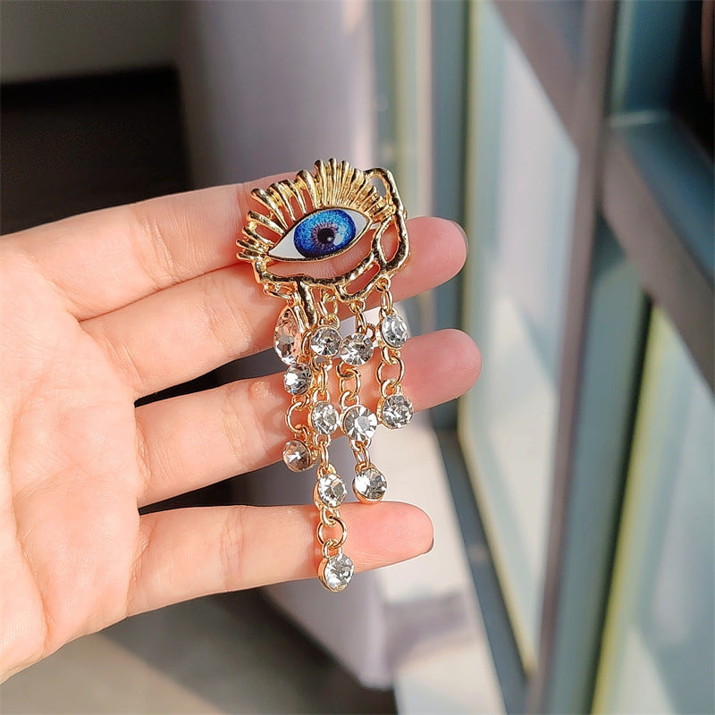 Unisex blue eye brooch styling options
