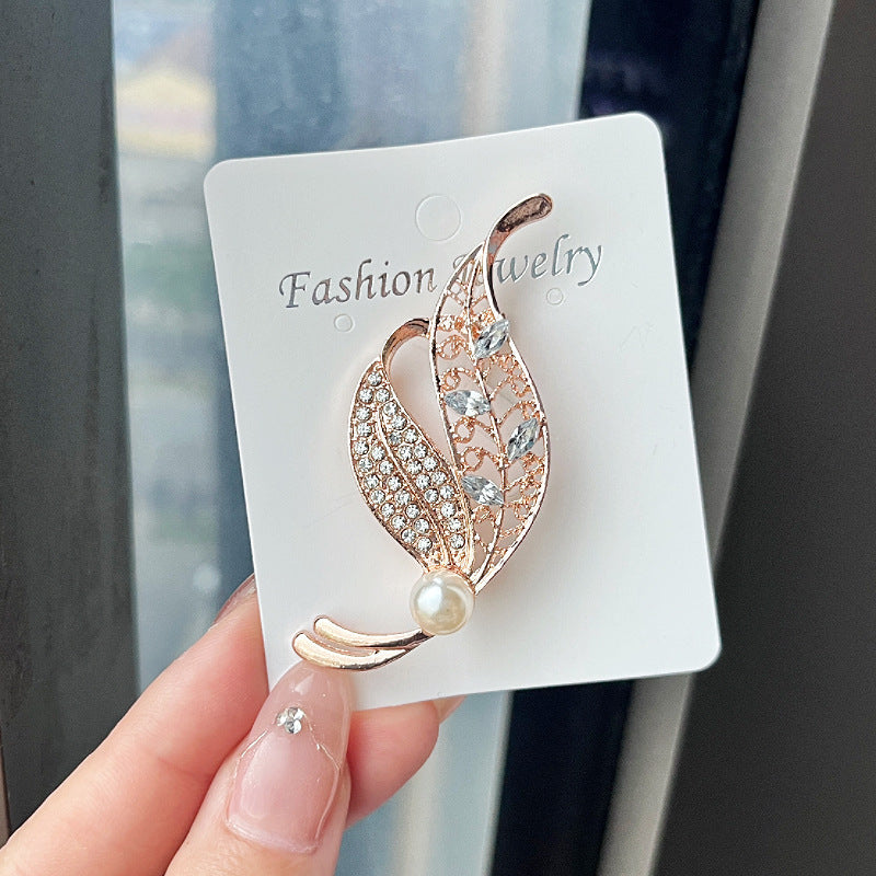 Accessory close-up featuring Leaf Brooch image 7