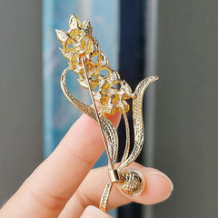 Fashionable brooch with floral motif