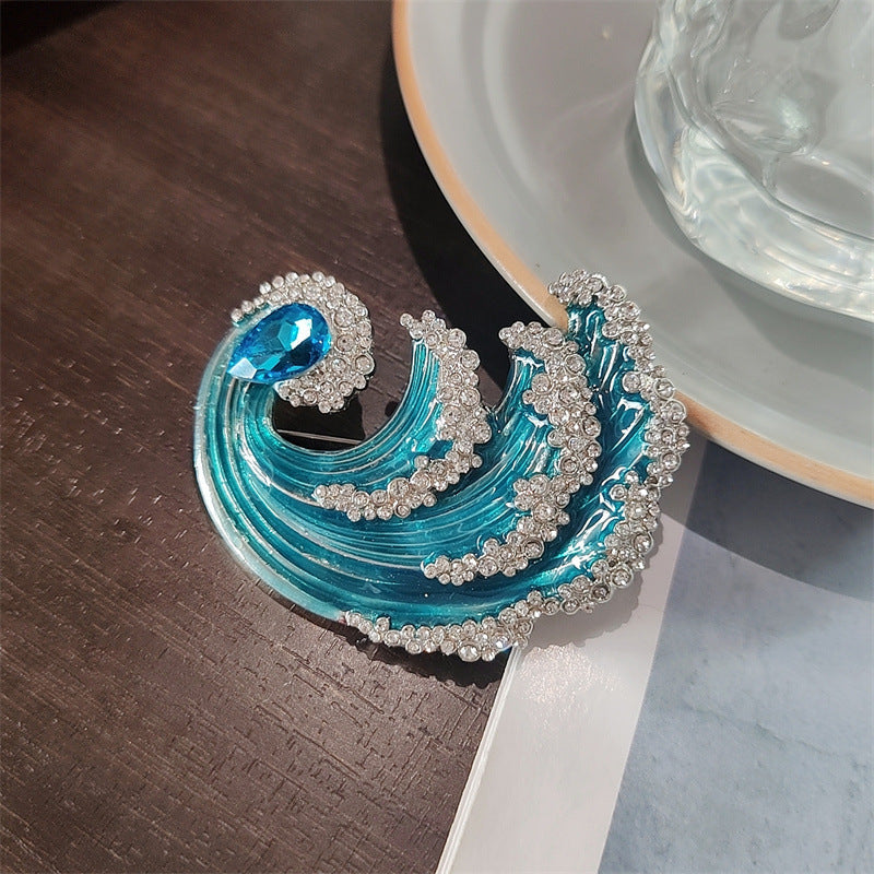 Versatile brooches in different colours