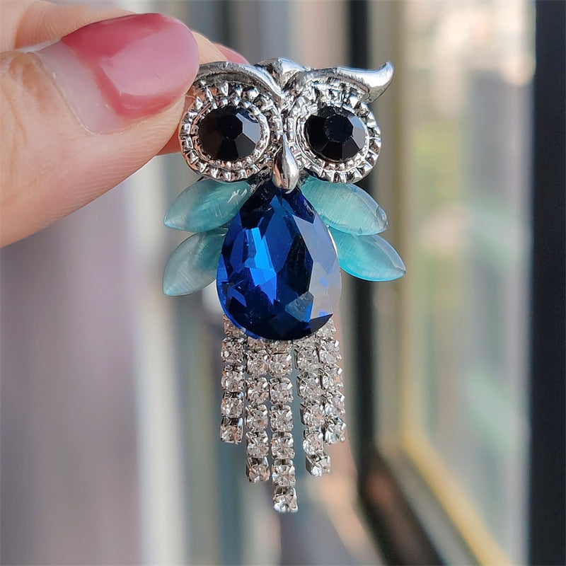 Stylish owl accessory for jackets and bags