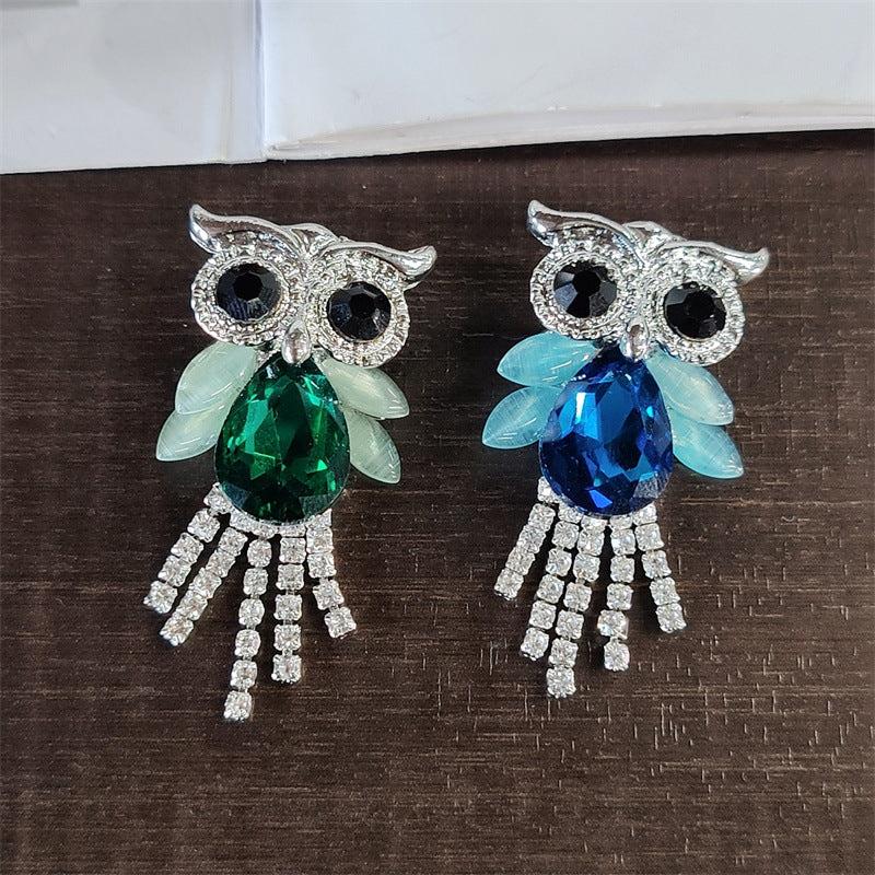 Unisex owl brooch highlighting rhinestones