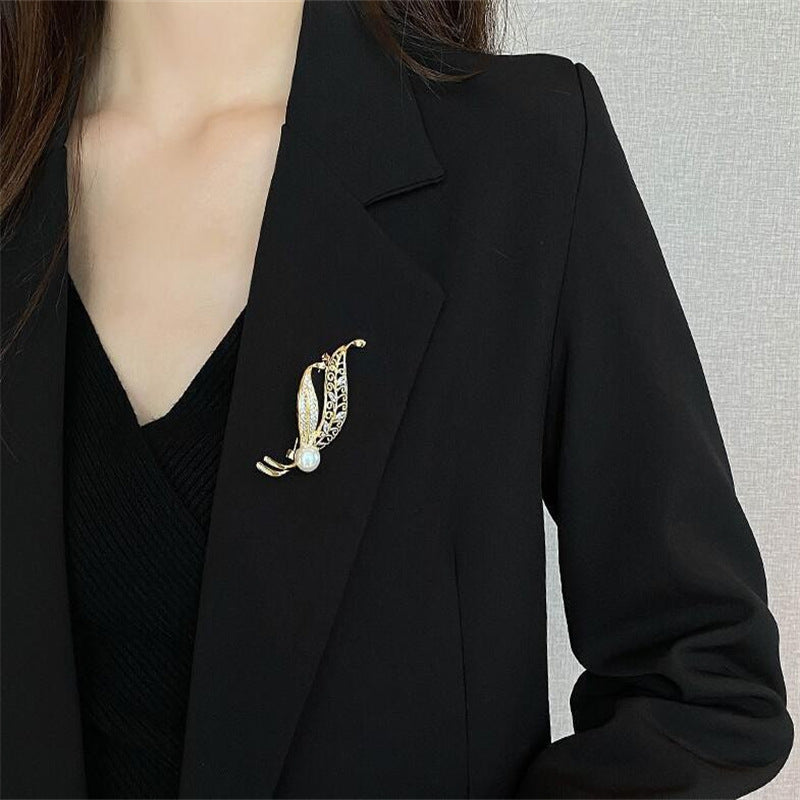 Fashion Accessory Leaf Brooch Display
