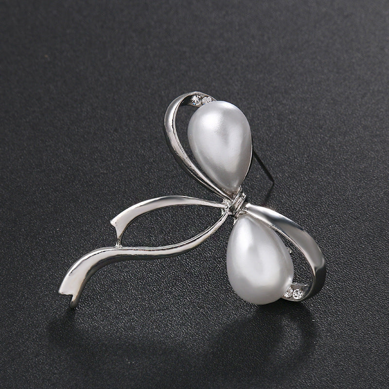 Close-up of Elegant Pearl Bow Brooch - Image 3