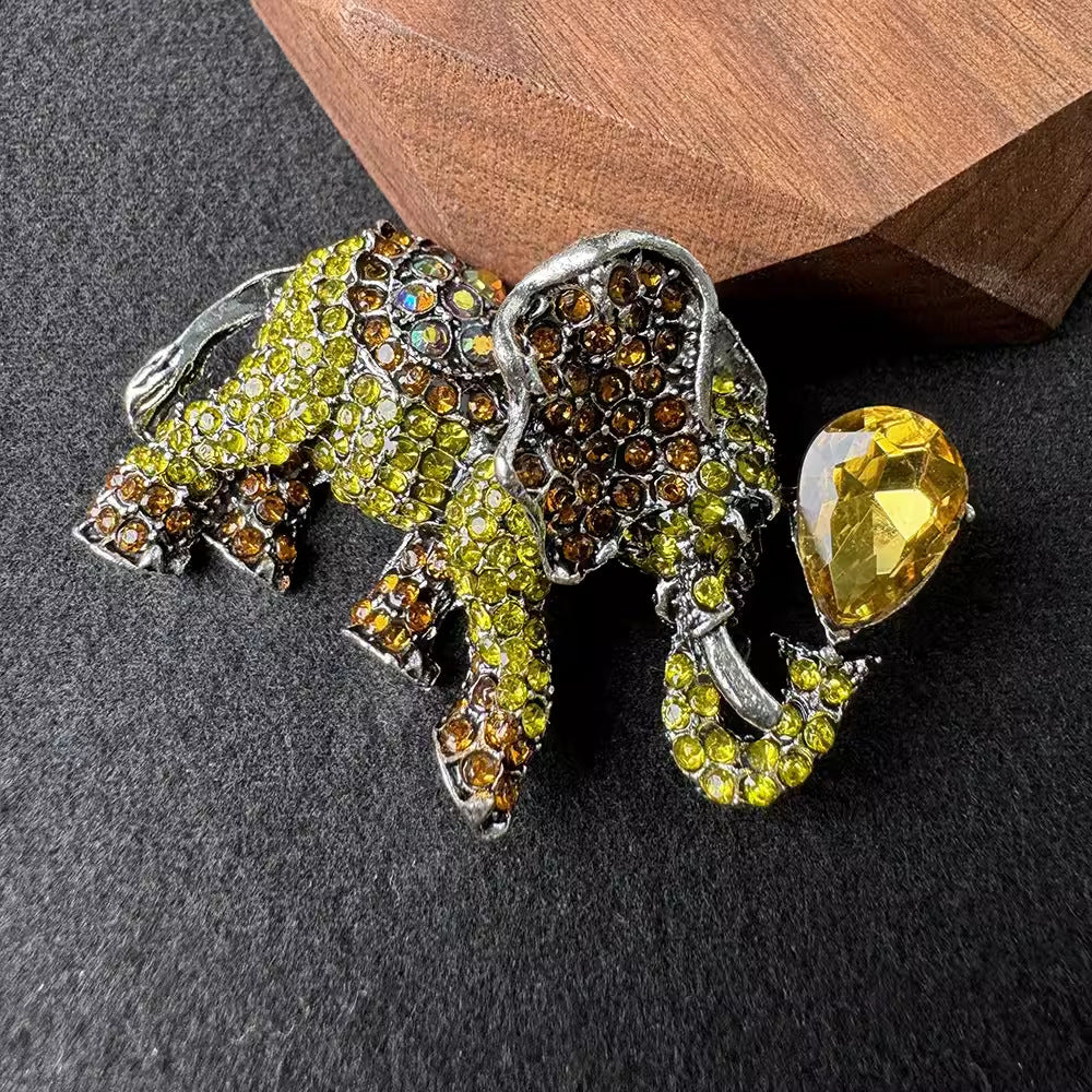 Elegant Brooch to Compliment Any Outfit - Image 8