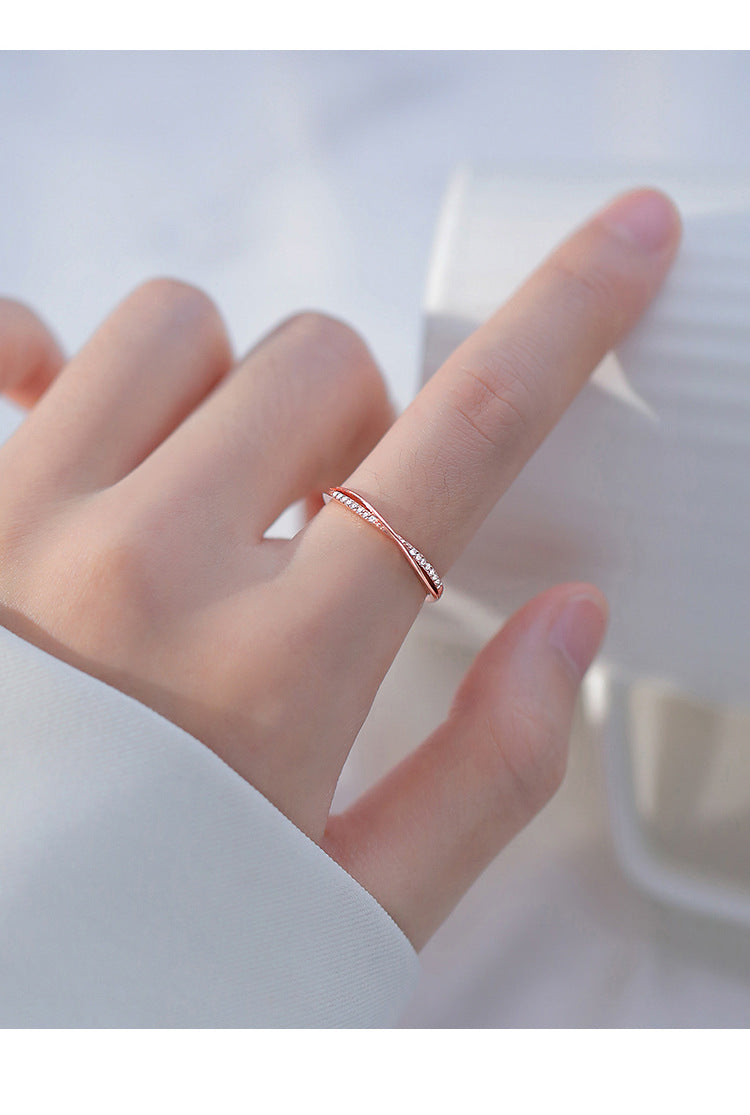 Adjustable geometric ring featured in trendy setting