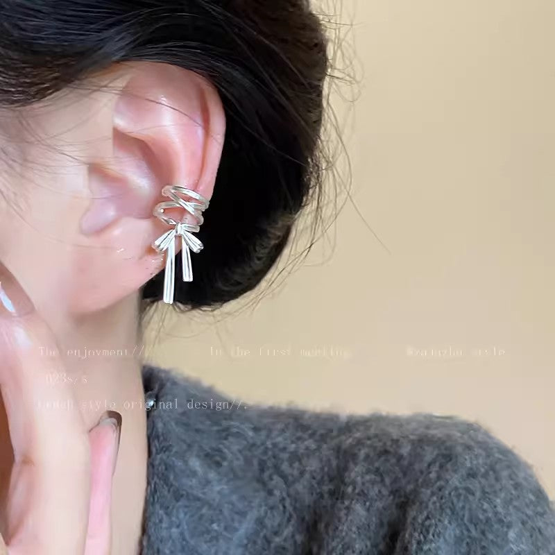 Elegant gunmetal bow ear cuff for fashionable women