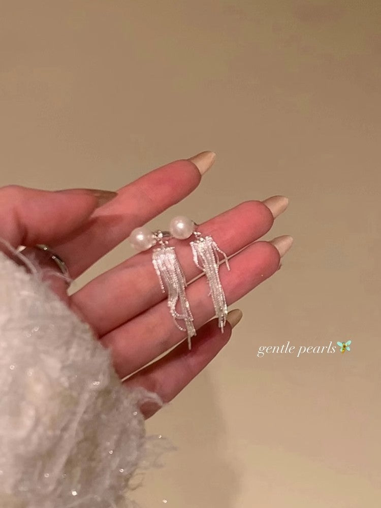 Close-up image of stylish pearl tassel earrings 1