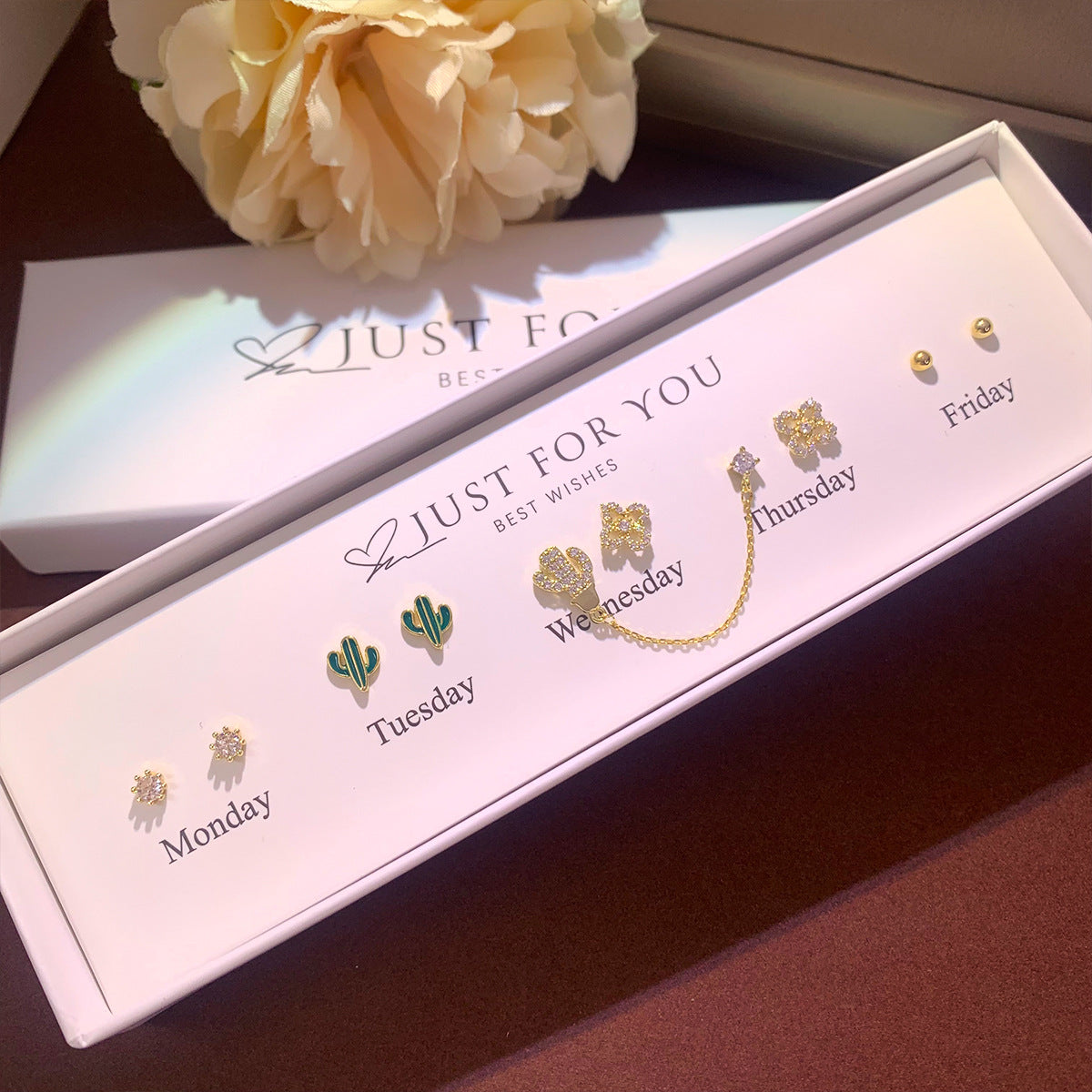 Charming earrings set with floral design