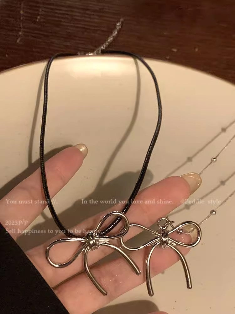 Close-up of the bowknot design of the necklace
