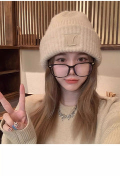 Cozy women's knit beanie in cream colour