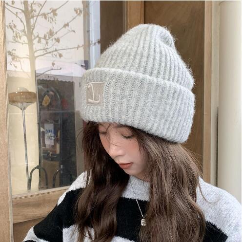 Comfortable outdoor women's beanie in cream