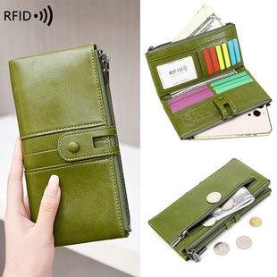 Fashionable women's wallet in black with zipper closure